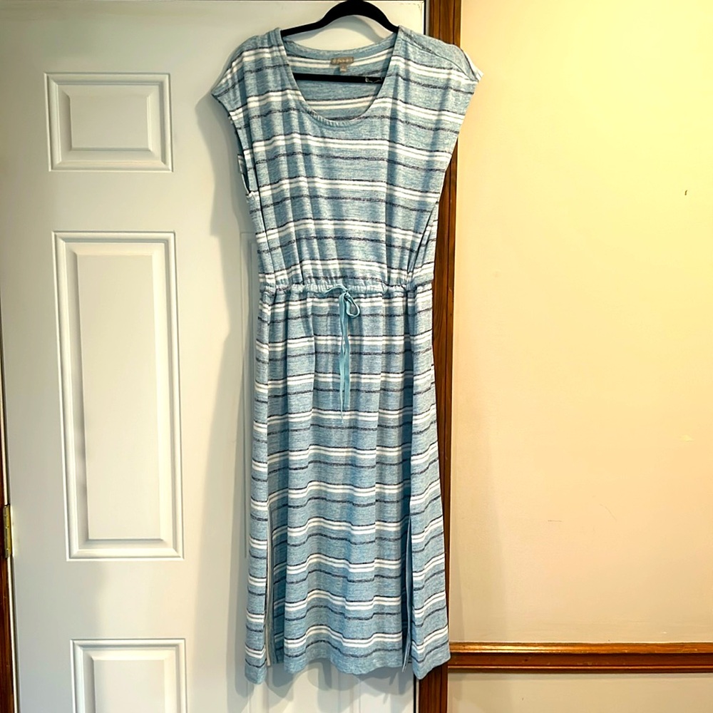 Sleeveless knit dress with pockets.